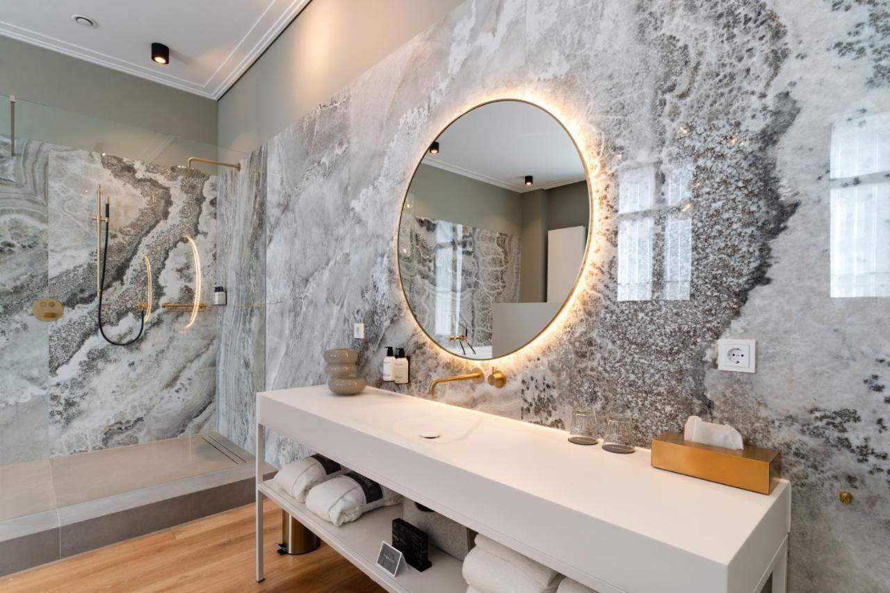 Het Arresthuis Roermond Eksteriør billede Bathroom with a backlit mirror