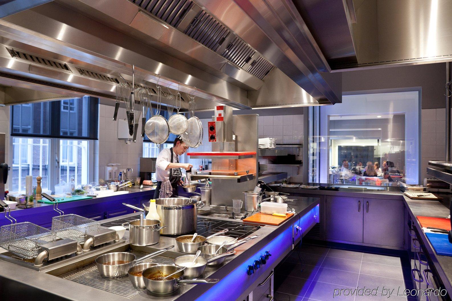 Het Arresthuis Roermond Restaurant billede A commercial kitchen