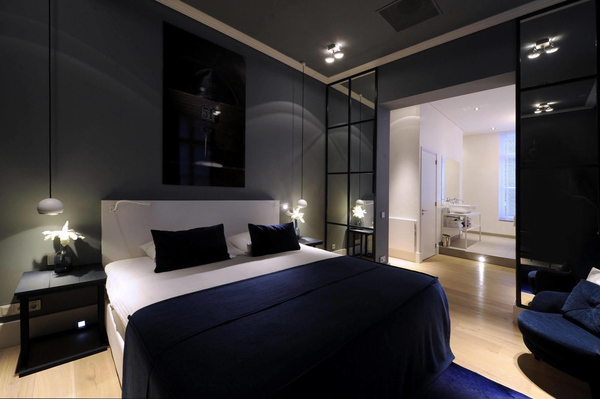 Het Arresthuis Roermond Eksteriør billede A suite at the Hotel Indigo, Paris Montmartre