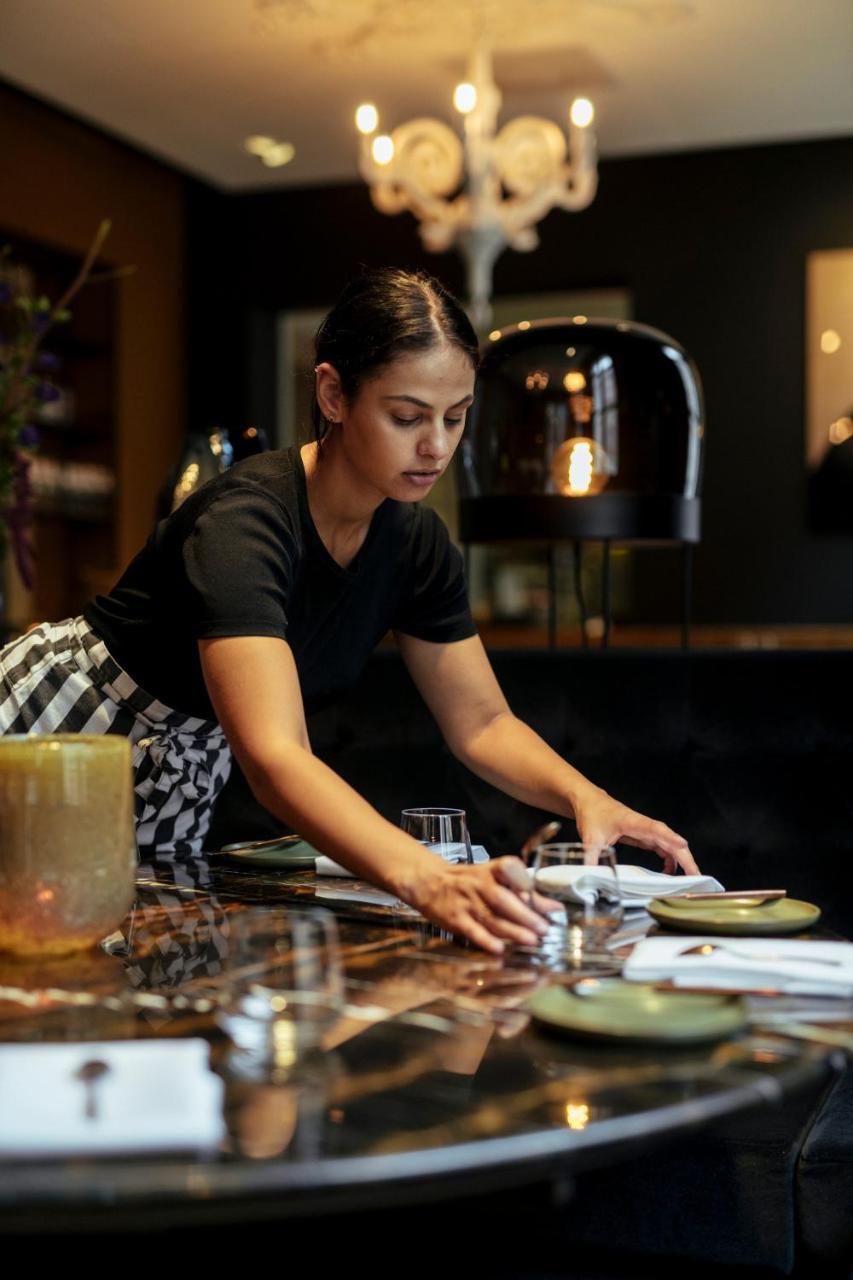 Het Arresthuis Roermond Eksteriør billede A waitress clearing a table